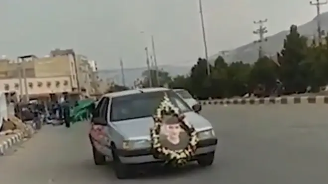 تصویری از مراسم خاکسپاری هادی بهمنی که گفته می‌شود هفده سال داشته و در ایذه کشته شده است