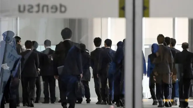 Японские власти пытаются установить, насколько в одном из крупнейших рекламных агентств в мире распространены переработки