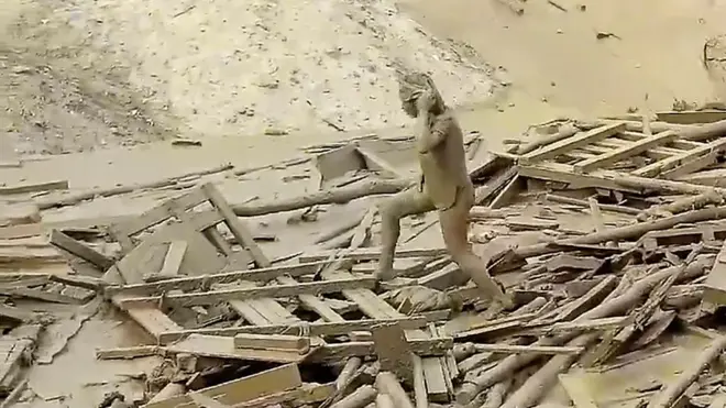 Mujer arrastrada por deslave en Perú