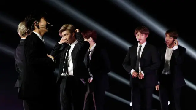 BTS saat tampil di acara budaya Korea Selatan sebagai bagian dari kunjungan resmi Presiden Korea Selatan ke Prancis, 14 Oktober 2018 di Paris.