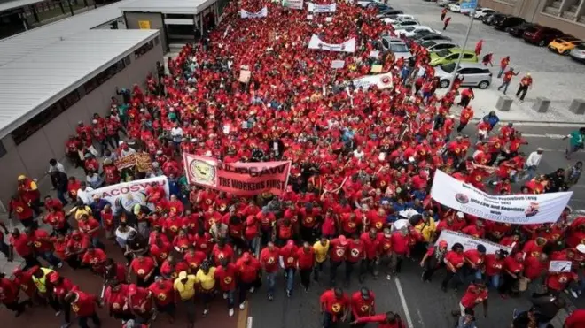 Au moins 10 000 personnes sont descendues dans les rues des grandes villes.