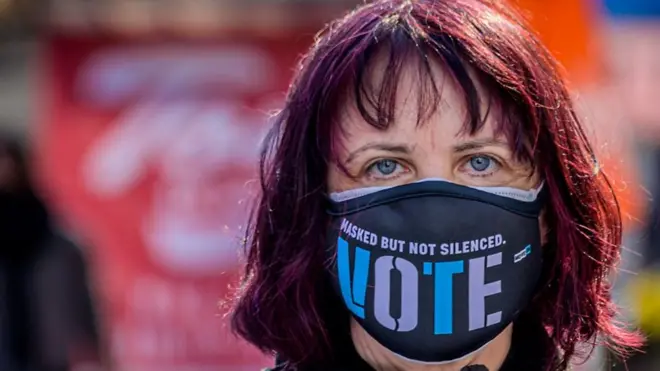 Женщина с маске