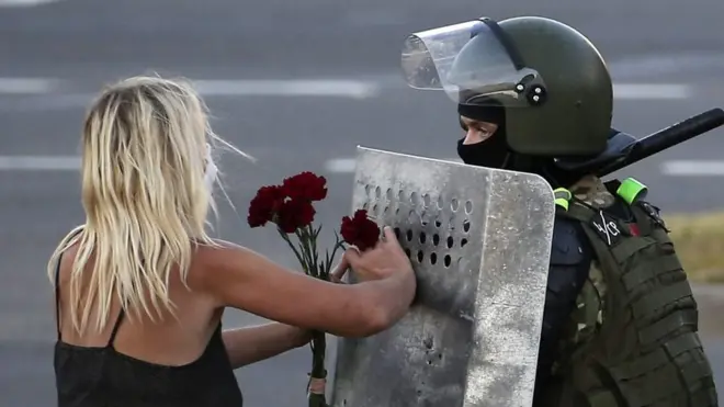 متظاهرة تواجه الأمن في روسيا البيضاء