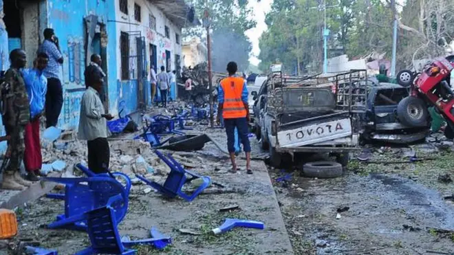Au moins quatorze personnes ont été tuées samedi 28 octobre dans l'explosion à intervalle rapproché de deux véhicules piégés près d'un hôtel du nord de la capitale de la Somalie Mogadiscio