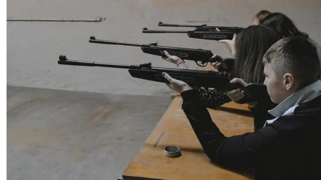 Уроки зі стрільби для старшокласнкиів проходять в усіх школах Львова