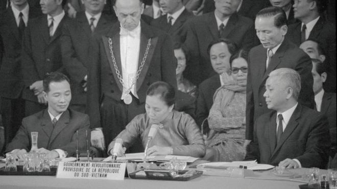 Bà Nguyễn Thị Bình, Bộ trưởng Ngoại giao của CP Cách mạng Lâm thời CH miền Nam VN ký Hiệp định Paris 1973