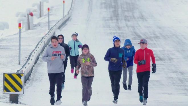 Crianças fazem maratona no gelo do Ártico para chegar à escola