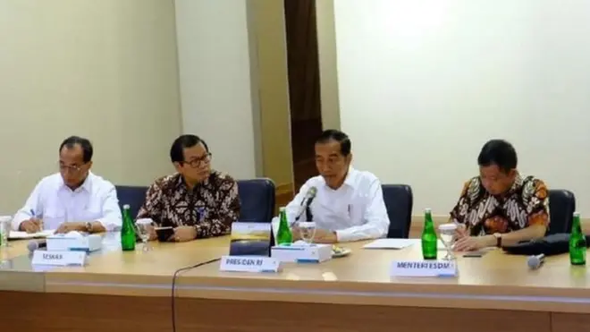 Presiden Joko Widodo mendatangi kantor pusat PLN pada Senin (05/08) dan menegur pimpinan PLN terkait pemadaman listrik lebih dari 6,5 jam di wilayah Jakarta, Banten dan sebagian Jabar dan Jateng.