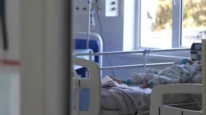 Шифохона тўшагида ётган бола