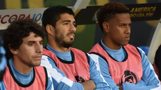 Mathias Corujo, Luis Suarez y Abel Hernandez observan los últimos minutos del encuentro ante Venezuela.
