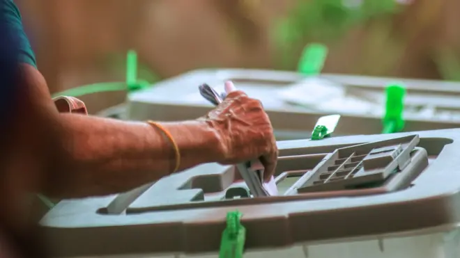 一名选民在今年早前举行的地方选举中投票