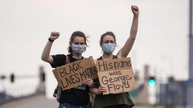 سیاہ فام شخص کی پولیس کی تحویل میں ہلاکت کے بعد امریکہ میں پرتشدد مظاہرے