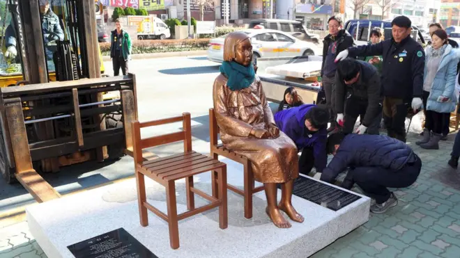 Активисты установили памятник в конце декабря