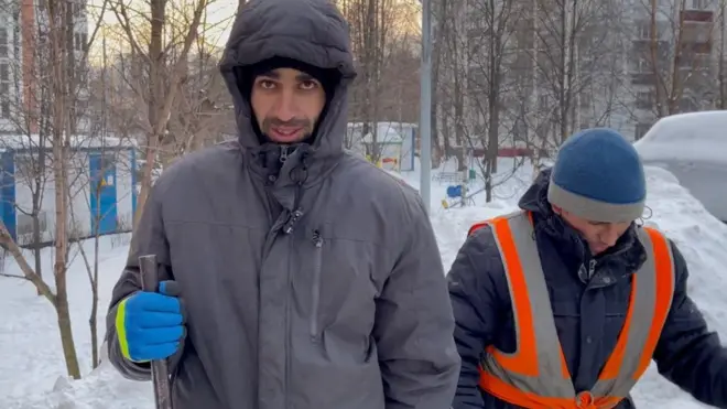 Достон бу оғир иш учун 35 минг рубль ( $500 га яқин) маош олишини айтади