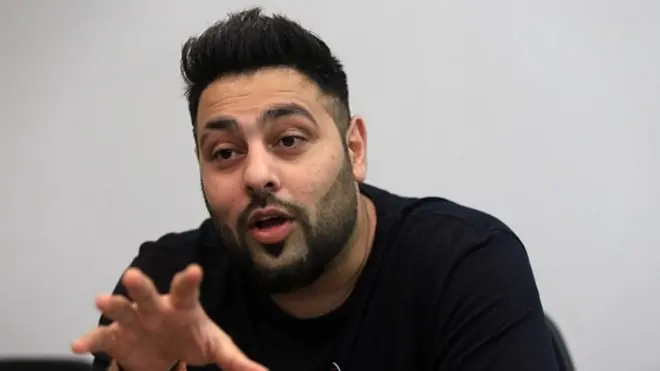 آج ہم بات کریں گے انڈین ریپر ، گلوکار اور اداکار ادتیہ پرتیک سنگھ سِسوڈیا یعنی بادشاہ کی جن کے پہلے ہی گانے ’ڈی جے والے بابو میرا گانا لگا دے‘ نے ریکارڈ توڑ کامیابی حاصل کی تھی