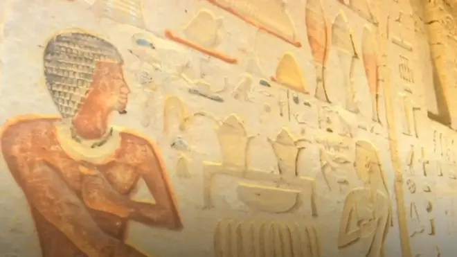 أعلنت وزارة الآثار في مصر اكتشاف مقبرة كاهن التطهير من عصر الأسرة الخامسة الفرعونية، في منطقة سقارة الأثرية جنوب العاصمة المصرية القاهرة.