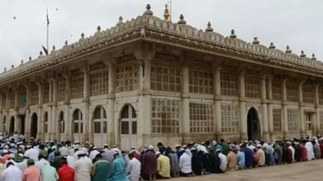 احمدہ آباد کا سرخیز روضے سے منسلک مسجد میں لوگوں کو نماز ادا کرتے دیکھا جا سکتا ہے