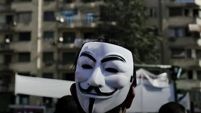 أقر مجلس النواب المصري قانونا مثيرا للجدل يسمح للدولة بالإشراف على مستخدمي مواقع التواصل الاجتماعي.