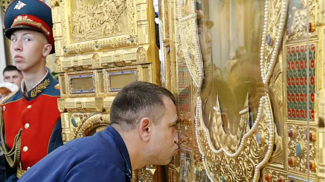 Курсант целует икону