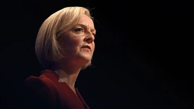 英国首相特拉斯（又译：卓慧思）宣布辞去首相一职