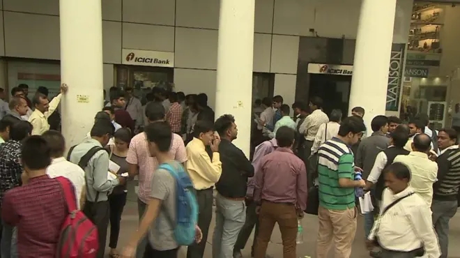 အိန္ဒိယ အစိုးရက မကြာမီ ရက်ပိုင်းက ရူပီး ငွေစက္ကူတချို့ကို ဖျက်သိမ်းလိုက်ပြီးနောက် ဘဏ်တွေရှေ့မှာ ငွေလဲဖို့ စောင့်ဆိုင်းသူတွေနဲ့ ရုတ်ရုတ်သဲသဲ ဖြစ်န