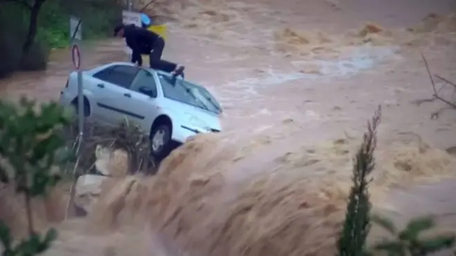 После сильных дождей некоторые районы города были затоплены.