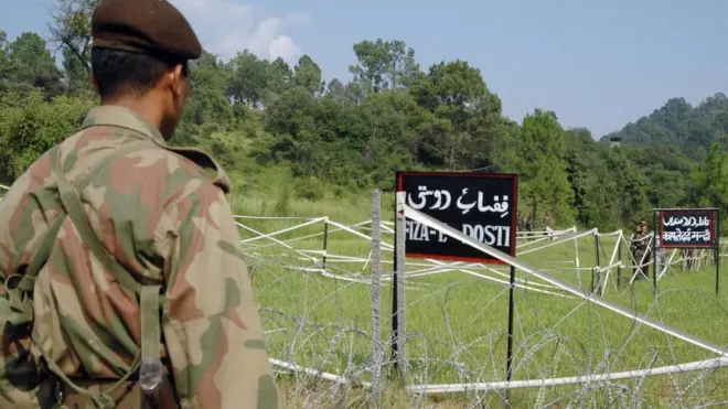 नियंत्रण रेखा पर तत्तापानी-मेन्ढार क्रॉसिंग प्वाइंट के नज़दीक एक पाकिस्तानी सैनिक दूसरी तरफ भारतीय सैनिकों को देख रहे हैं. कहीं-कहीं लाइन ऑफ़ कंट्रोल के पास दोनों देशों के बॉर्डर पोस्ट एक दूसरे से केवल 50 मीटर की दूरी पर हैं.