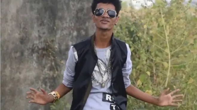 'बोल ना आंटी आऊं क्या, घंटी मै बजाऊं क्या' या गाण्याचा गायक ओम प्रकाश.