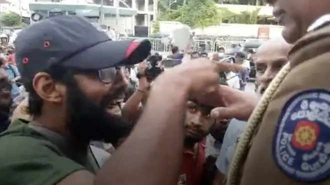 ත්‍රස්ත විමර්ශන ඒකකය ඉදිරිපිට විරෝධය අතරතුර උණුසුම් තත්ත්වයක්