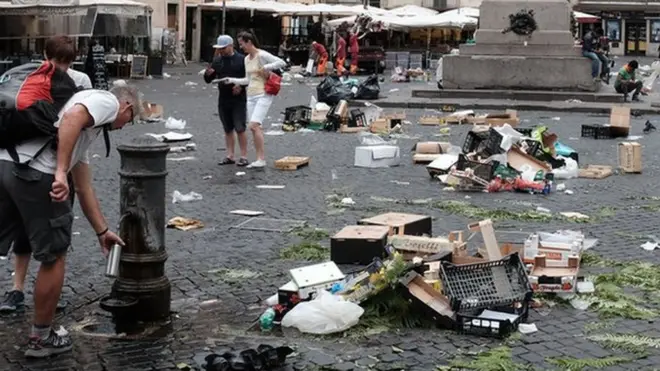 Місто потерпає від сміття декілька годин на день