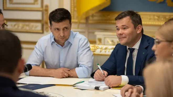 Поряд з Володимиром Зеленським на консультаціях щодо розпуску парламенту сидів адвокат Андрій Богдан, якого пов'язують з олігархом Ігорем Коломойським.