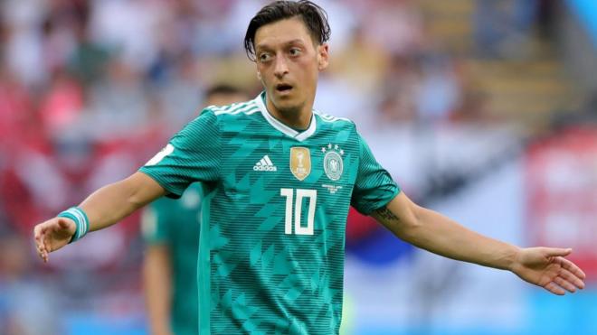Mesut Özil no mencionó que se retiraba definitivamente de la selección, pero que por el momento no piensa jugar con ella.