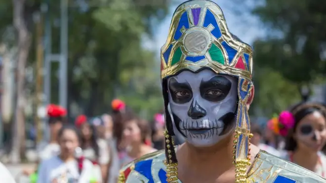 "Un joven disfrazado de faraón con la cara pintada de catrín que desfila por las calles de Guadalajara", foto de Pablo A. Arias Cid.