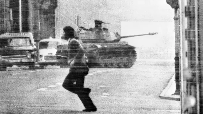 Los militares leen el primer bando en el que advierten a la ciudadanía sobre cualquier acto de sabotaje.