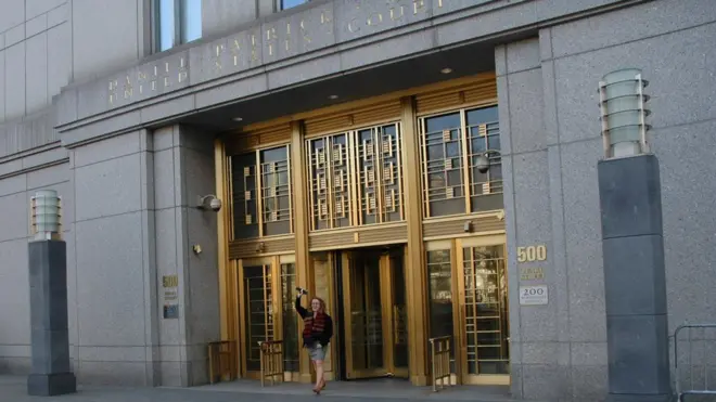 адвокат выходит из здания суда