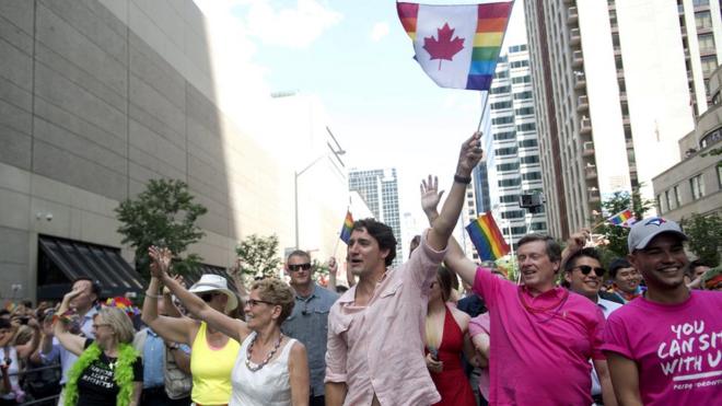 Кэтлин Уинн, Джастин Трюдо и Джон Тори на гей-параде в Торонто