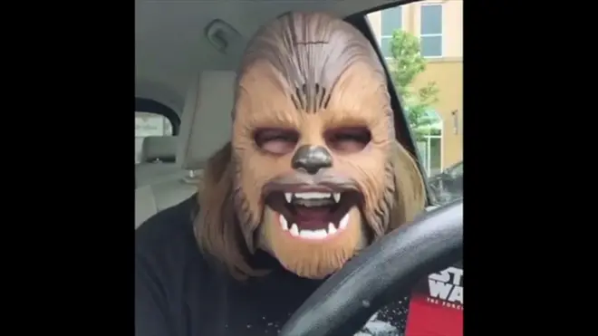 チューバッカのマスクで大爆笑　ビデオ大人気