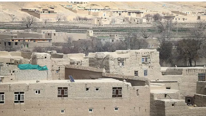 د سیمې اوسېدونکي وايي، په هوايي برید کې ملکي خلکو ته هم د سر زیان اوښتی دی. ارشیف تصویر