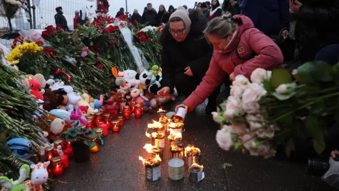 Цветы и свечи у Крокуса