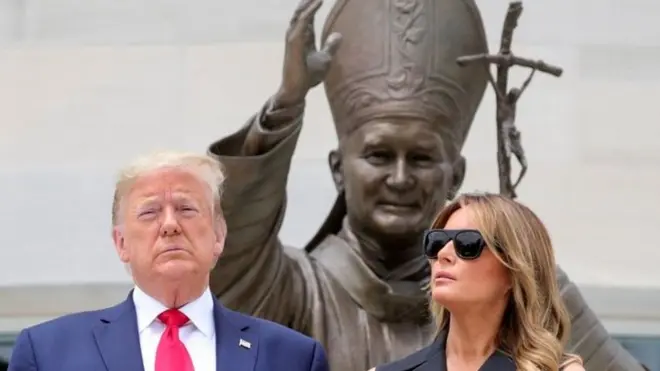 Presiden AS Donald Trump mengunjungi Kuil Nasional Saint John Paul II di Washington, DC pada Selasa (02/06)