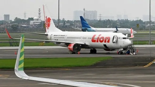 Pesawat Lion Air terparkir di Bandara Internasional Soekarno-Hatta, Cengkareng, Banten.