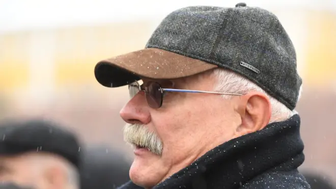 Михалков решил посмотреть экспозицию, которую раньше неоднократно критиковал