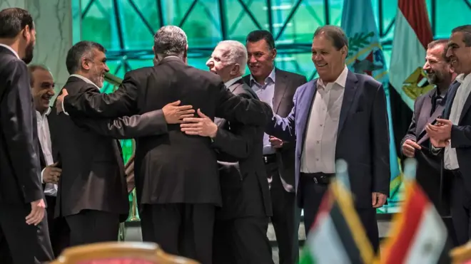 Penandatangan rekonsiliasi di Kairo disambtu Hamas dan Fatah sebagai terobosan besar.