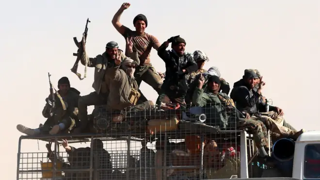 Members of the Shia-dominated Popular Mobilisation force near the IS stronghold of Tal Afar (20 November 2016)