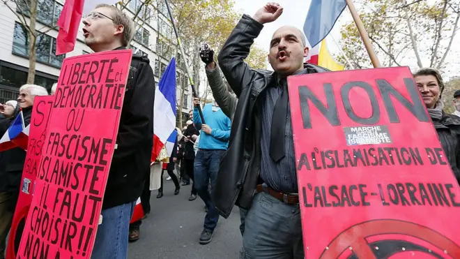 "No a la islamización de Alsacia-Lorena": militantes del grupo 'Riposte laïque' protestando en contra del "fascismo islamista".