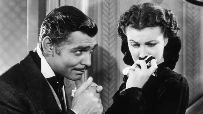 Clark Gable y Vivien Leigh como Rhett Butler y Escarlata O'Hara protagonizaron uno de los clásicos de Hollywood de todos los tiempos.