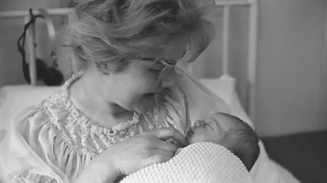 Una mujer con su bebé