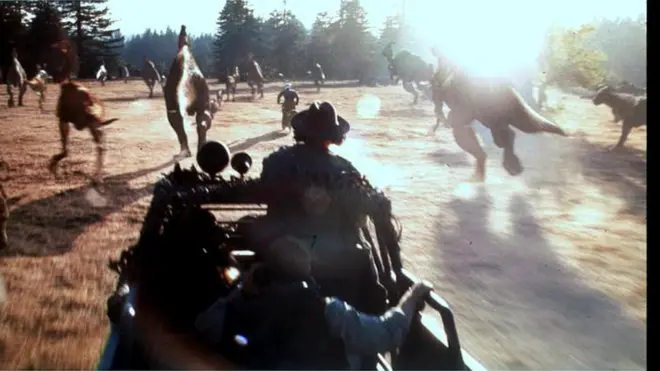 Dalam film Jurassic Park, T Rex bisa mengejar jip yang berlari kencang.