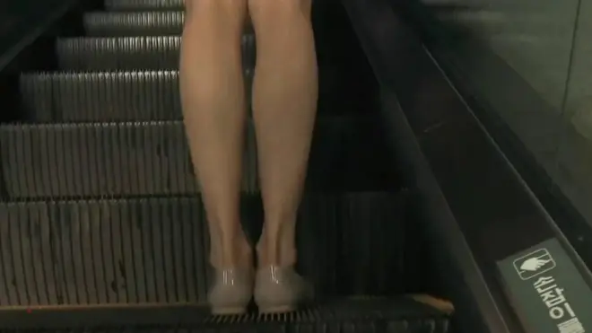 Mujer subiendo las escaleras del metro en Corea del Sur.