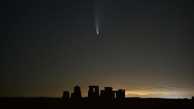 Cometa C/2020 F3 sobre Stonehenge